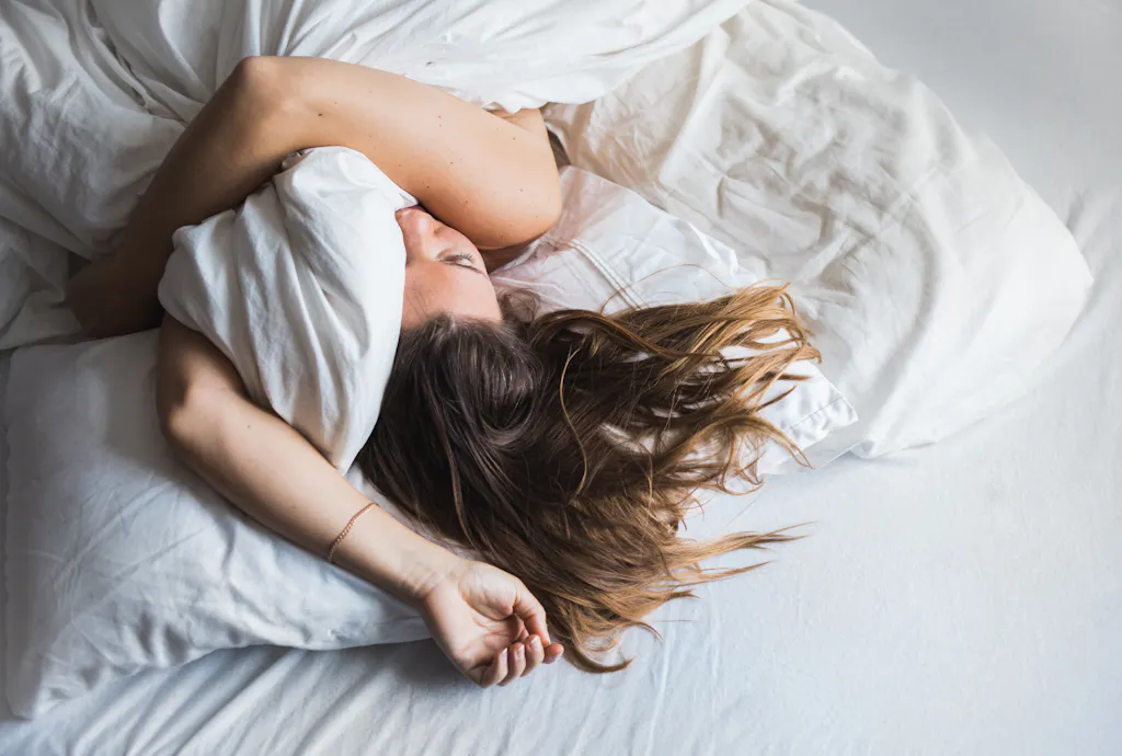 Zmęczona kobieta leżąca w łóżku Zmęczona kobieta leżąca w łóżku