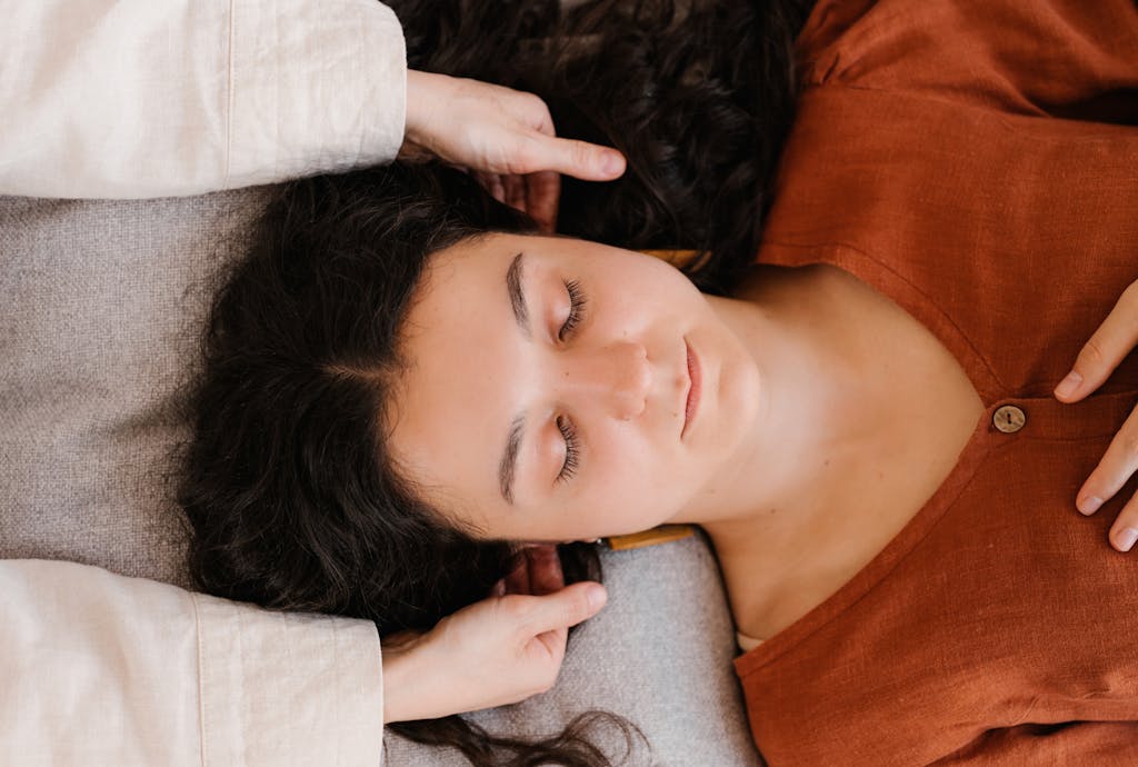 Kobieta relaksująca się podczas masażu, redukująca stres i przywracająca równowagę