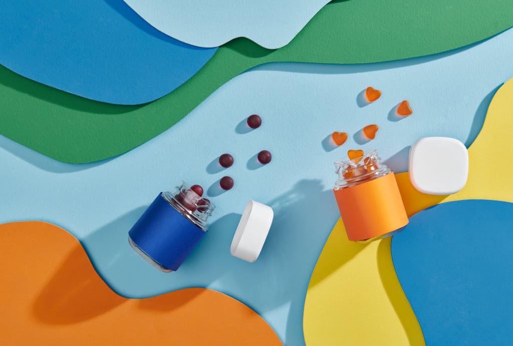 Żelki z witaminami dla dzieci leżące na kolorowym stole Żelki z witaminami dla dzieci leżące na kolorowym stole