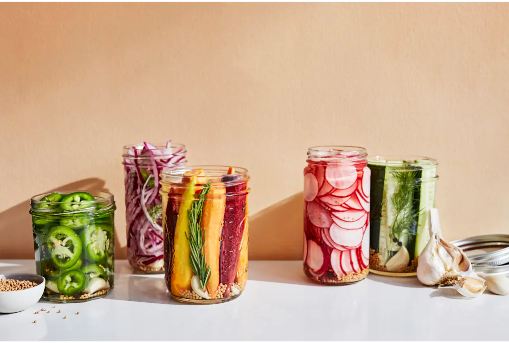 Kiszonki w słoikach, stojące na stole Kiszonki w słoikach, stojące na stole