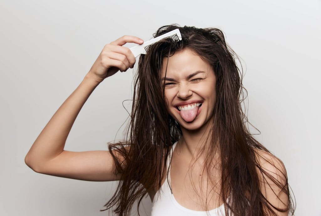 Kobieta rozczesująca włosy