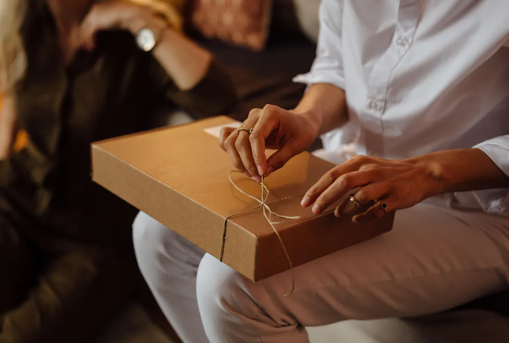 Kobieta odpakowująca prezent Kobieta odpakowująca prezent