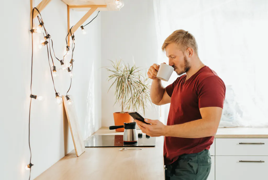 Mężczyzna pijący kawę, aby naturalnie dodać sobie energii