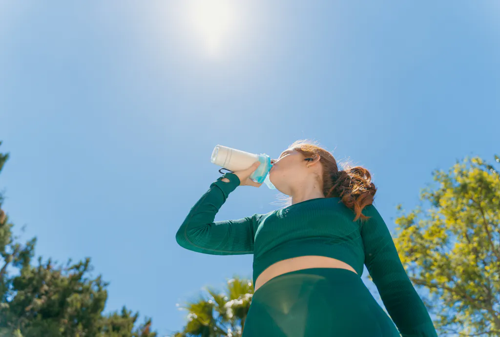 Aktywna kobieta, pijąca napój białkowy Aktywna kobieta, pijąca napój białkowy