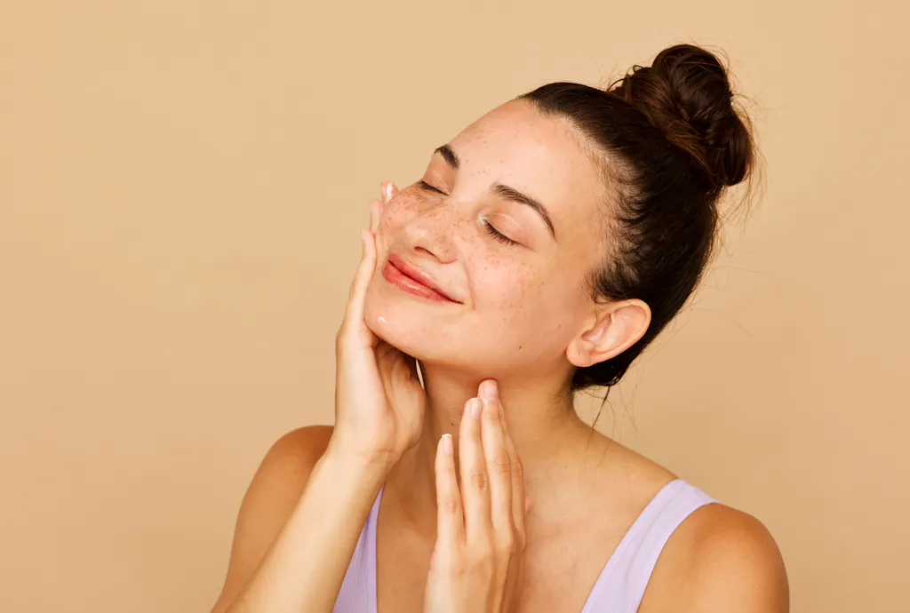 Uśmiechnięta kobieta, dbająca o urodę podczas rutyny pielęgnacyjnej Uśmiechnięta kobieta, dbająca o urodę podczas rutyny pielęgnacyjnej