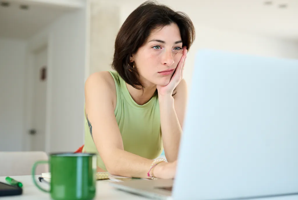 Znudzona kobieta, pracująca przy komputerze Znudzona kobieta, pracująca przy komputerze
