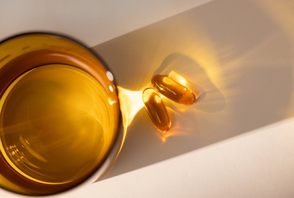 Kapsułki leżące na stole Kapsułki leżące na stole