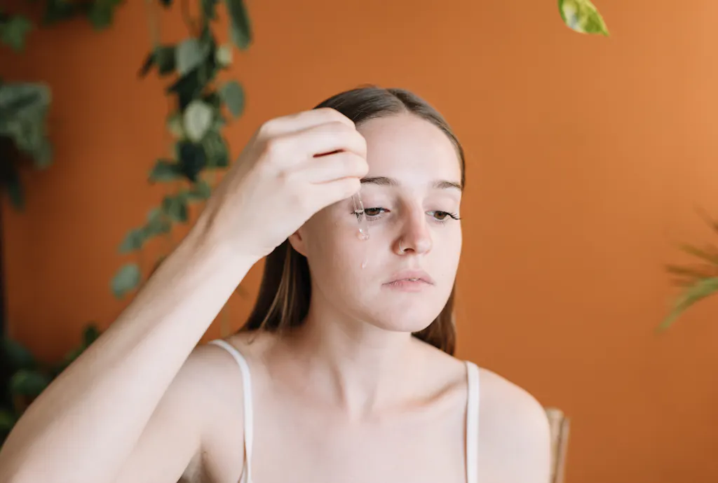 Kobieta stosująca serum do twarzy Kobieta stosująca serum do twarzy