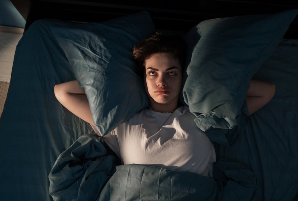 Kobieta chroniąca uszy przez hałasem Kobieta chroniąca uszy przez hałasem