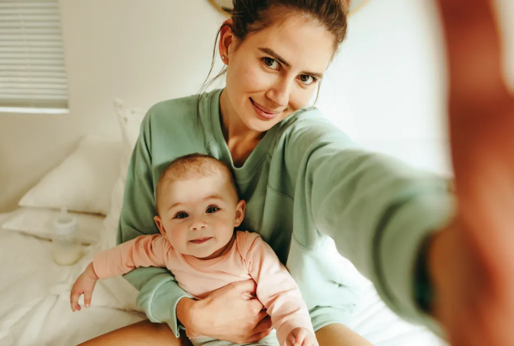 Mama trzymająca dziecko