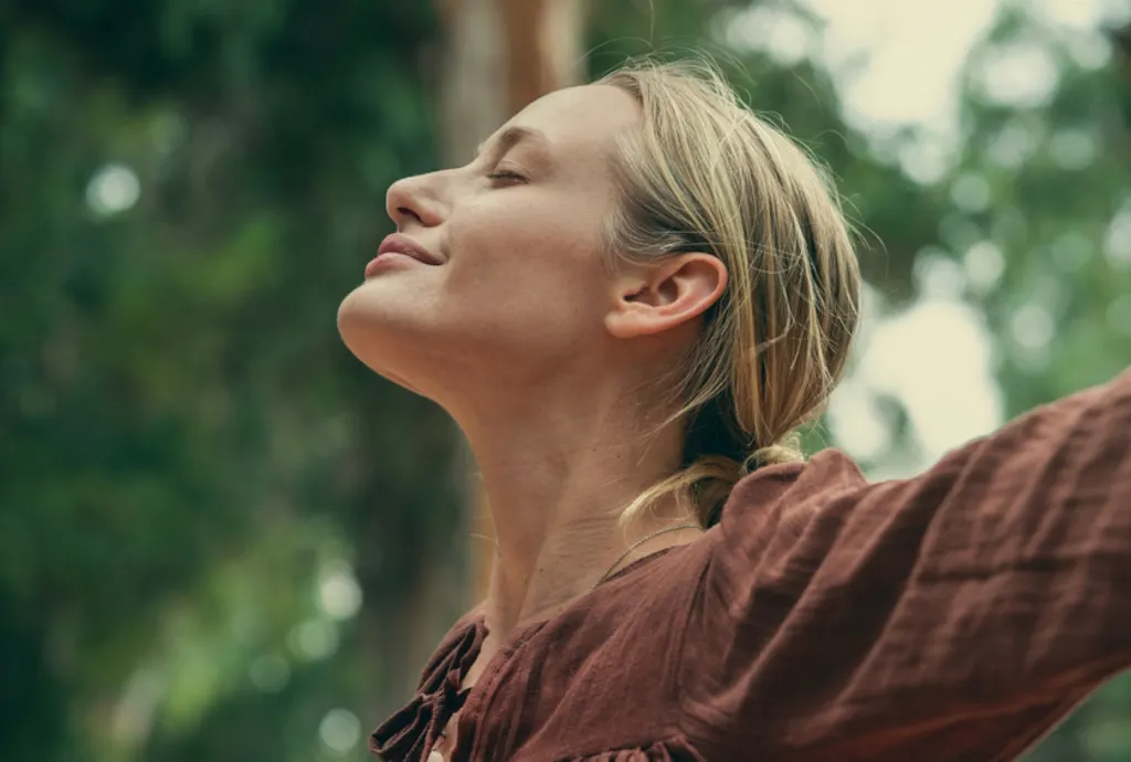 Kobieta oddychająca pełną piersią