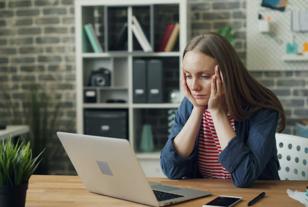 Kobieta mająca problem z podjęciem decyzji