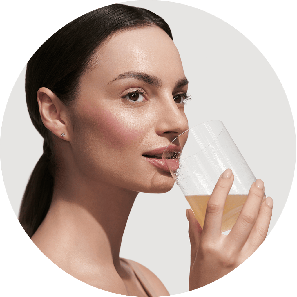 Kobieta pijąca kolagen na skórę