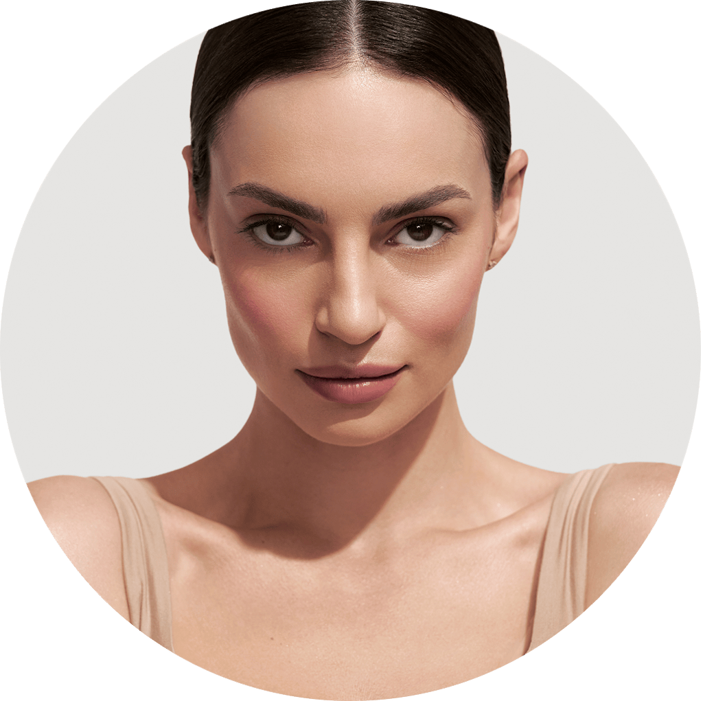 Kobieta z nawilżoną jędrną skórą i efektem glow