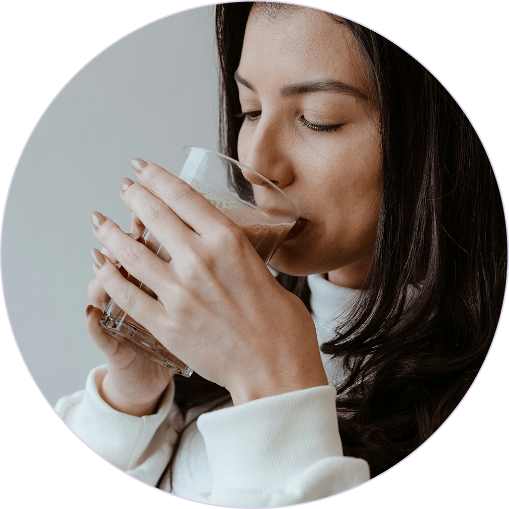 Kobieta pijąca koktajl białkowy