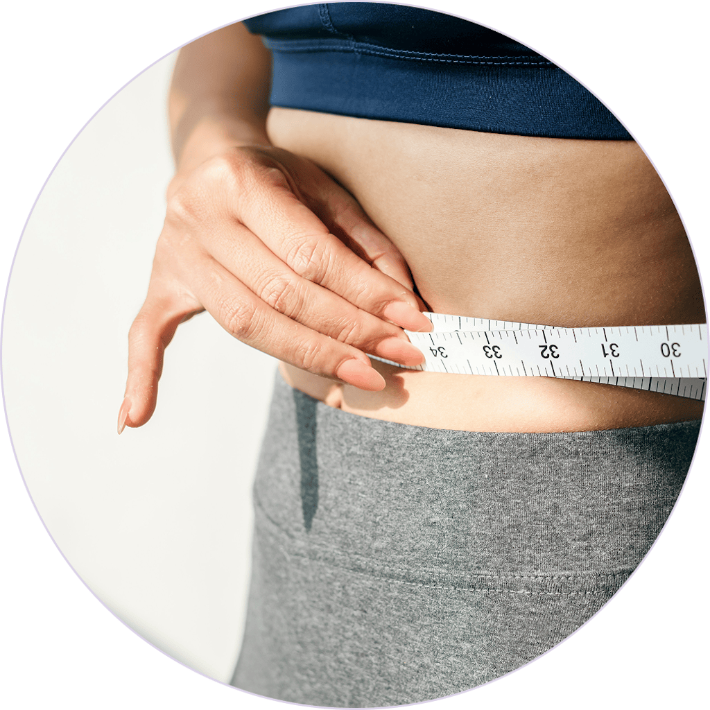 Kobieta mierząca talię