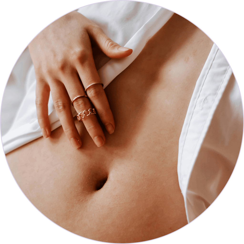 Kobieta dotykająca swojego brzucha Kobieta dotykająca swojego brzucha