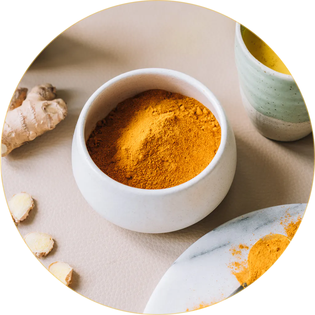 Kurkumina w białej misce