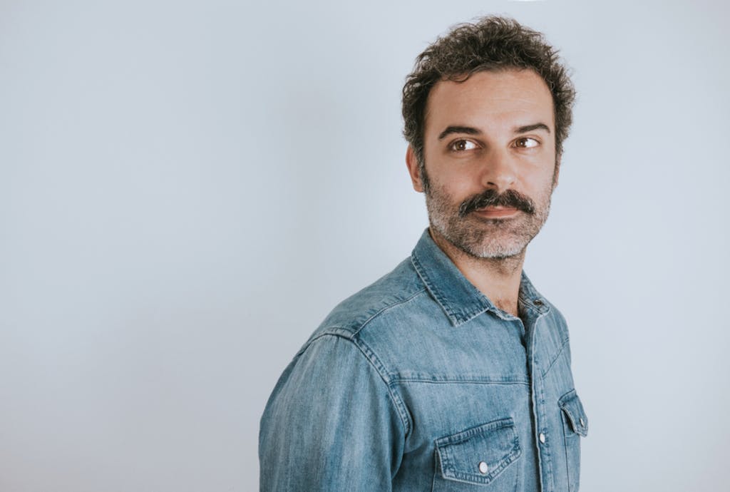 Mężczyzna z wąsami, zwiększający świadomość raka u mężczyzn