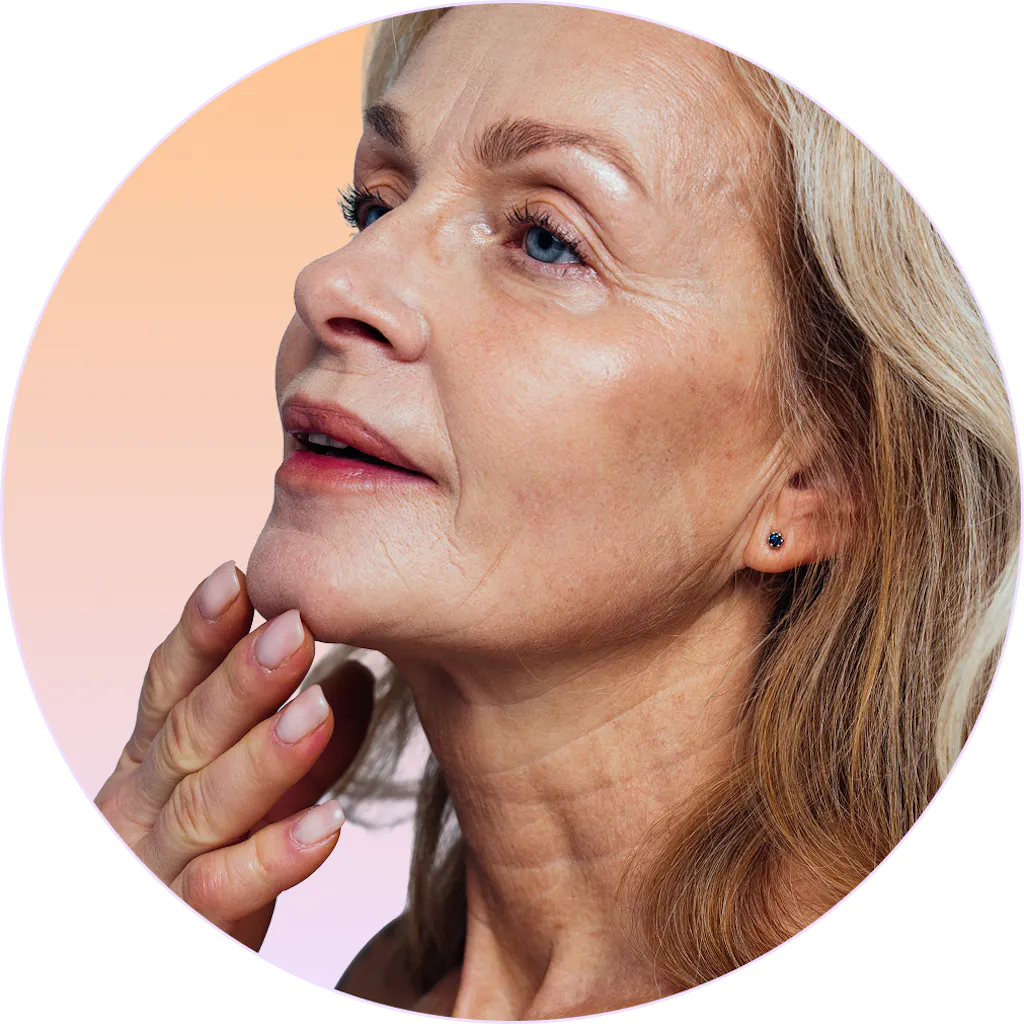 Dojrzała kobieta z gładką i nawilżoną cerą