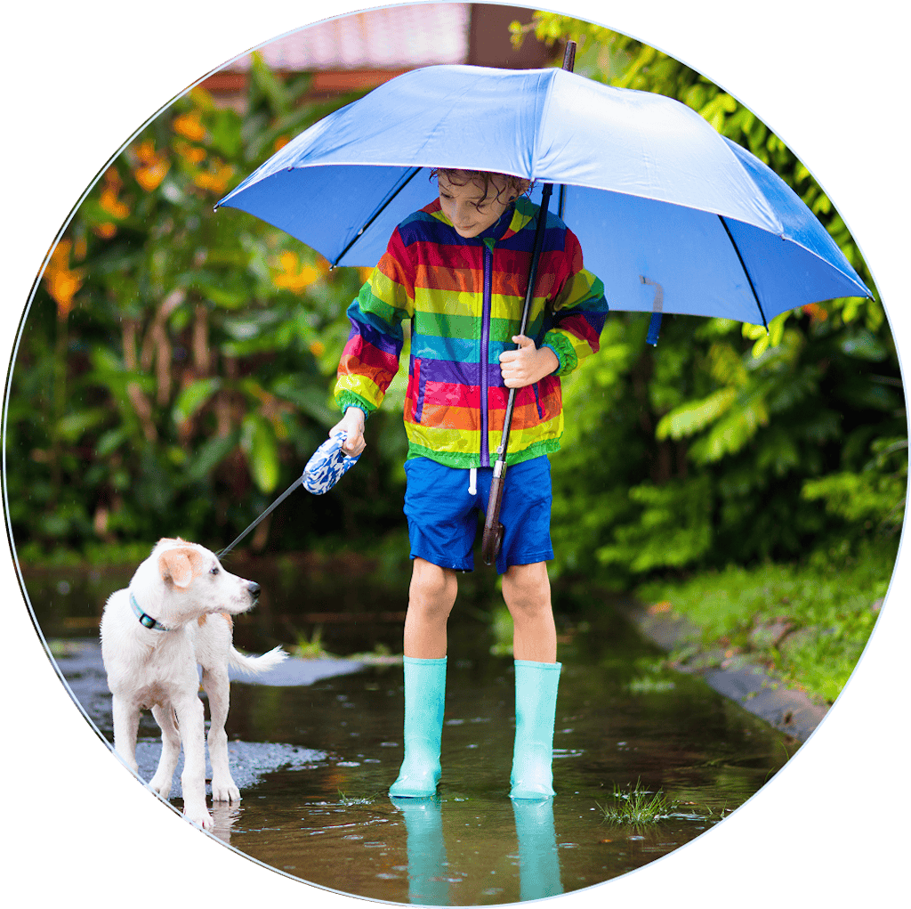 Chłopiec bawiący się w deszczu