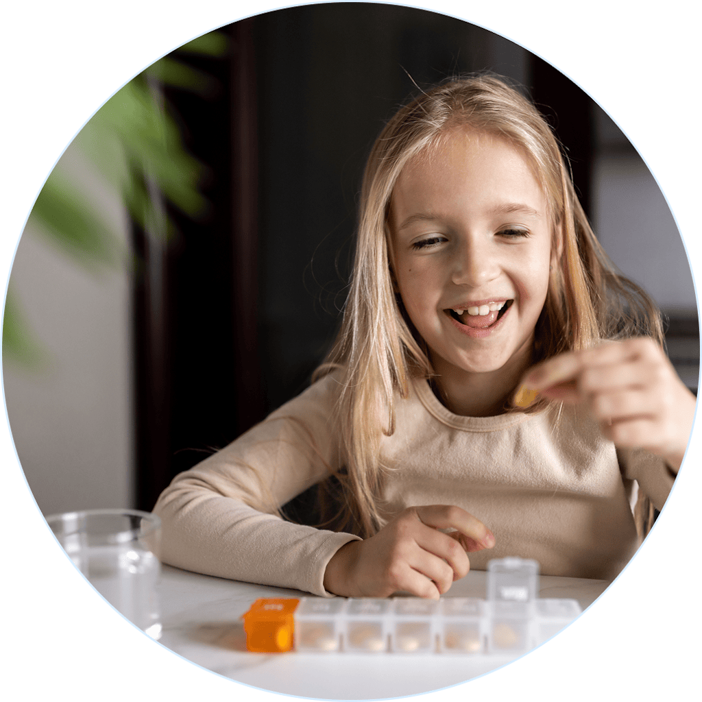 Dziewczynka przyjmująca MyKids Probiotic Dziewczynka przyjmująca MyKids Probiotic