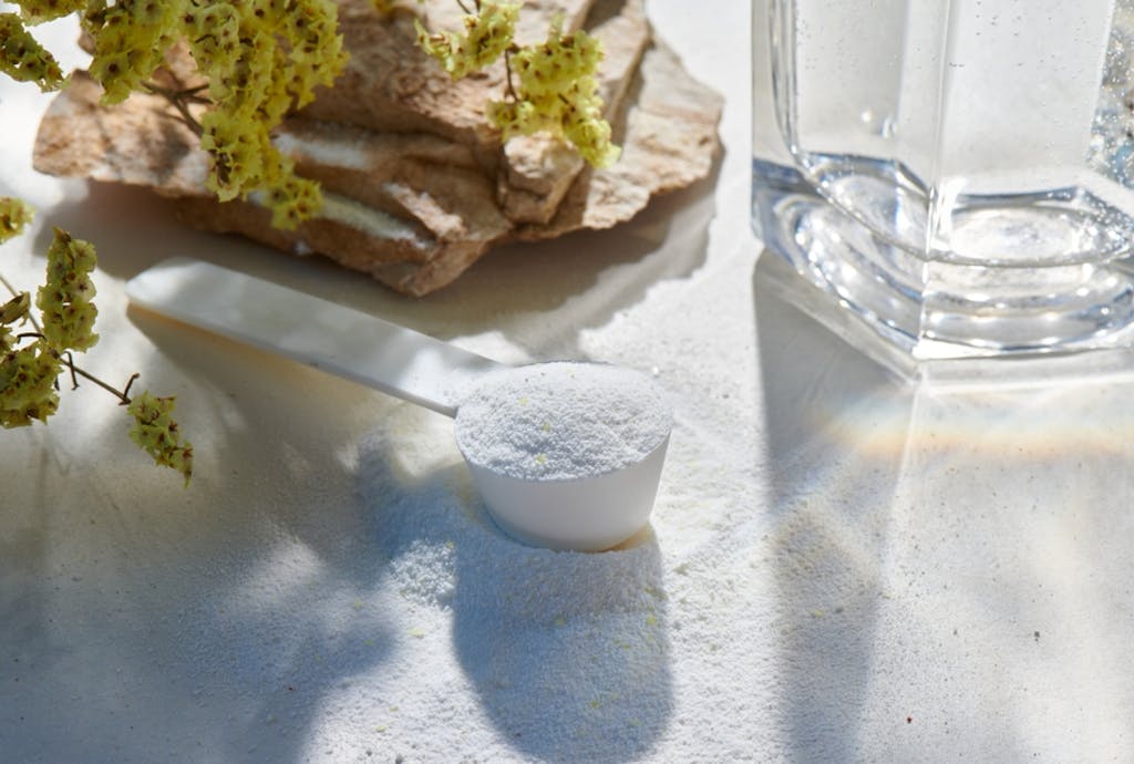 Kreatyna w miarce, rozsypana na stole