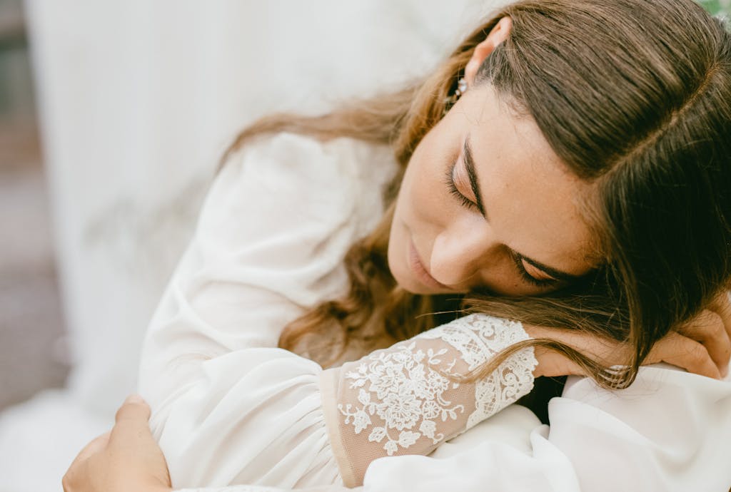 Śpiąca, przemęczona kobieta, walcząca ze stresem Śpiąca, przemęczona kobieta, walcząca ze stresem