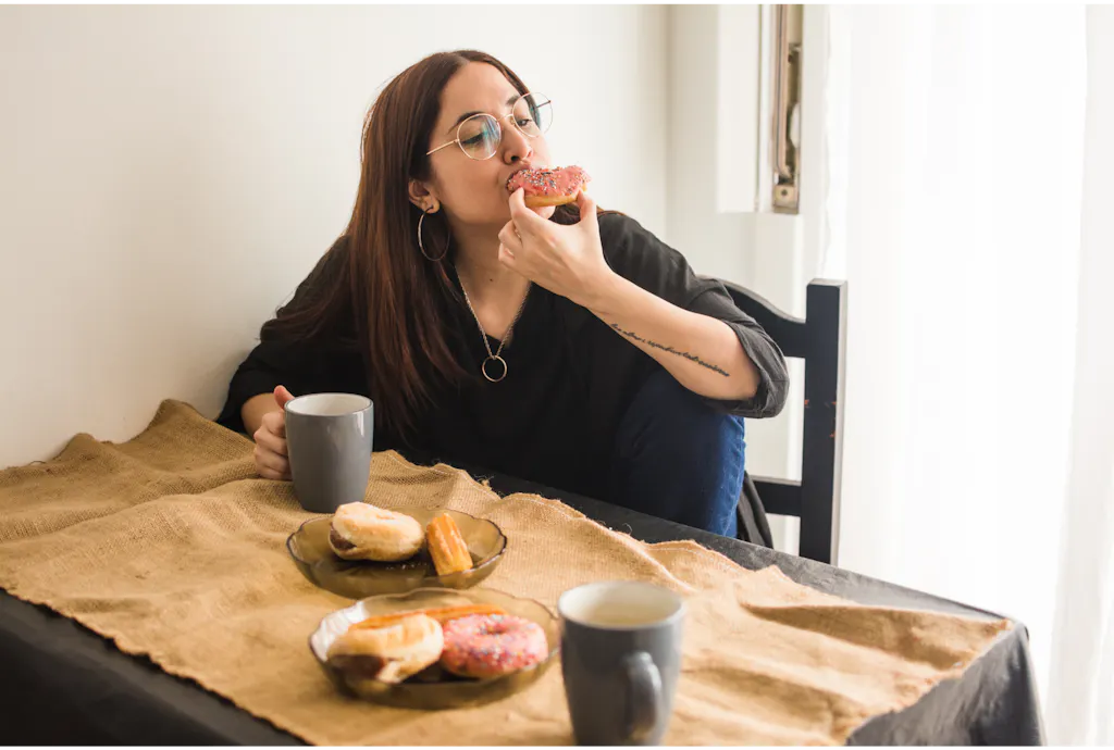 Kobieta podjadająca między posiłkami