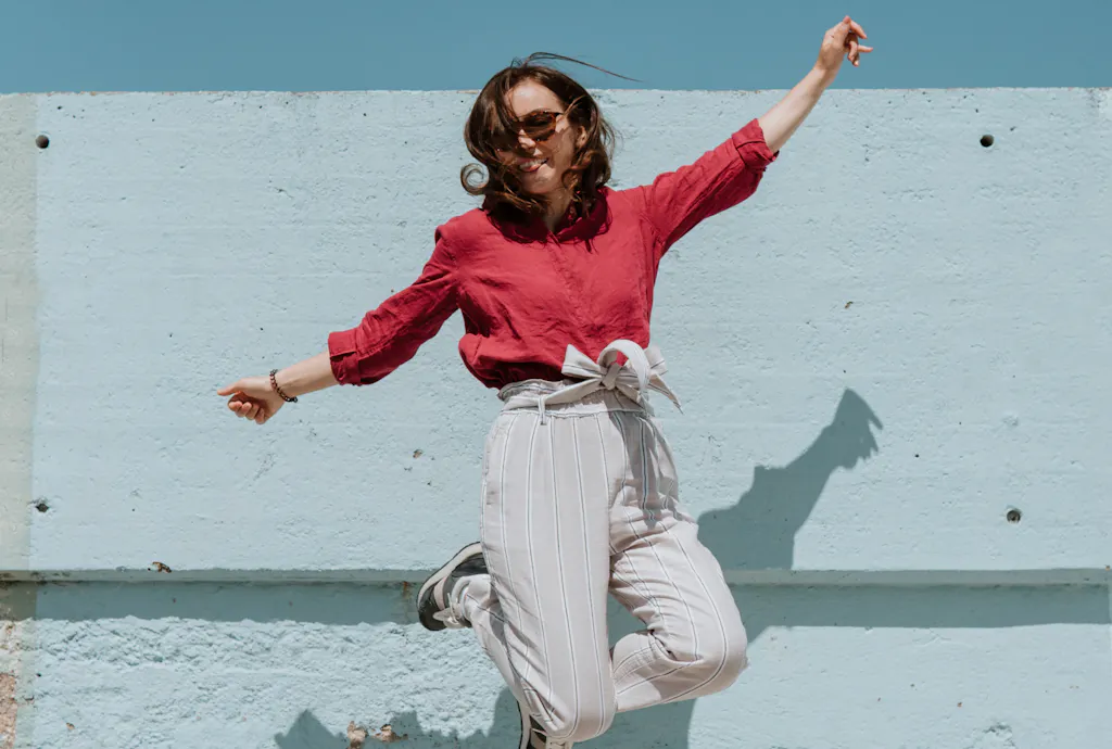 Radosna kobieta pełna energii podskakująca na dworze Radosna kobieta pełna energii podskakująca na dworze