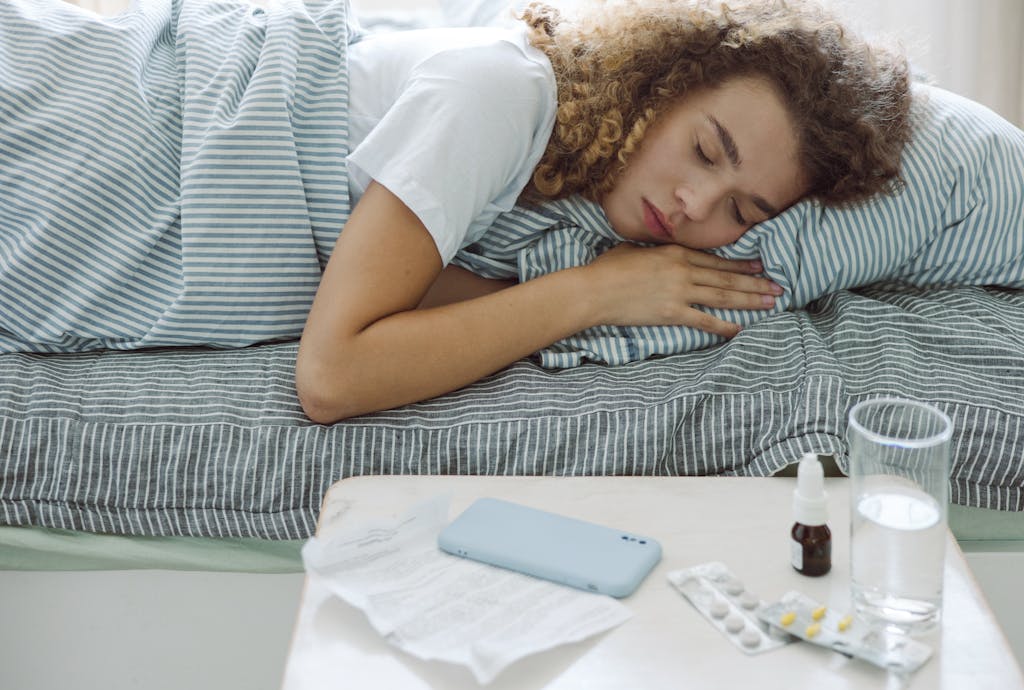 Chorująca kobieta, leżąca w łożku