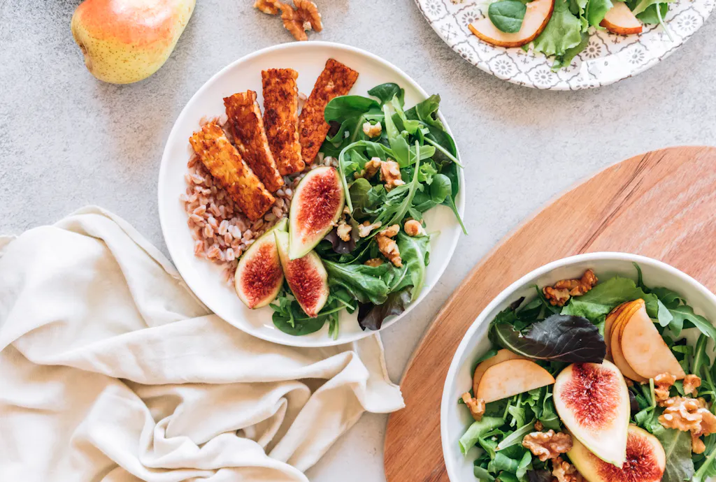 Odżywcze, kolorowe posiłki ustawione na białym stole